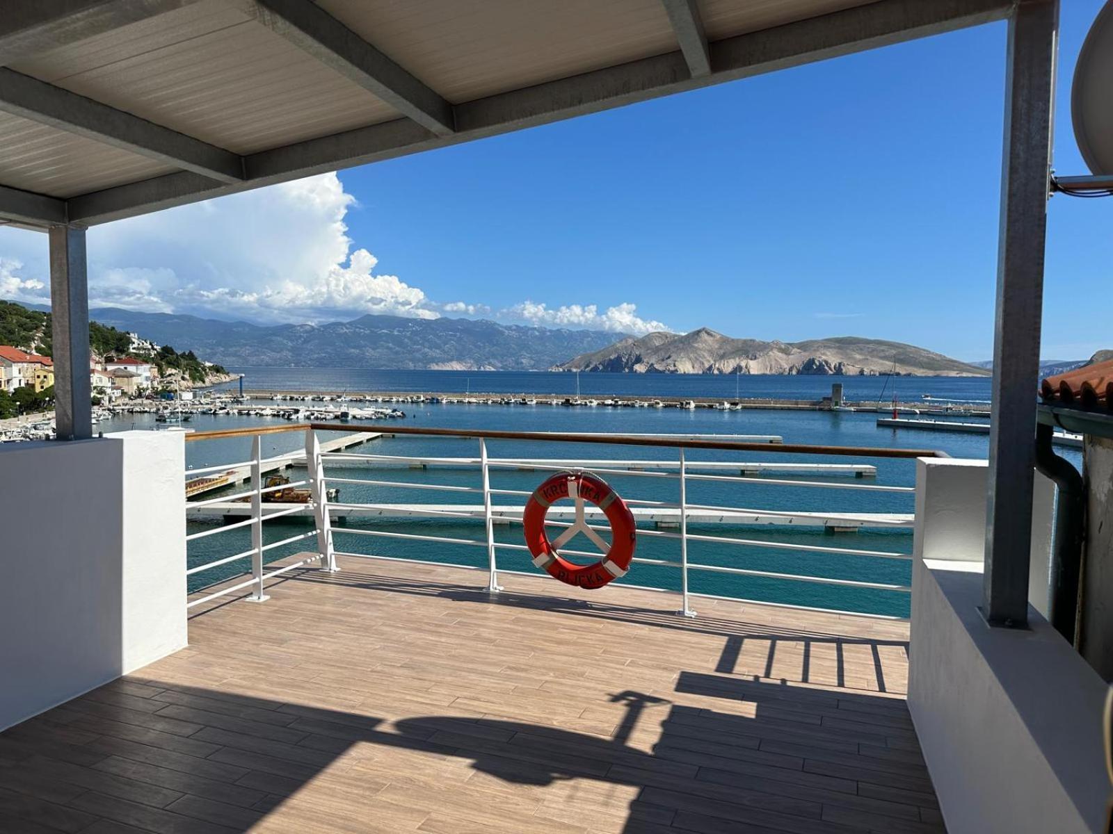 Apartments Lighthouse Baska  Bagian luar foto